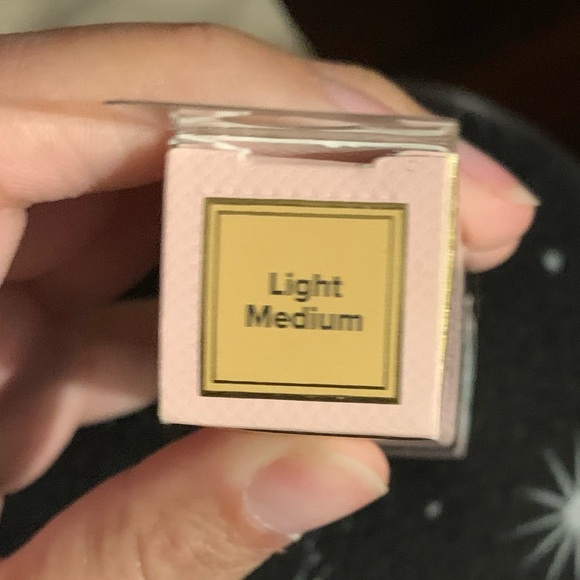 Too Faced Born This Way Naturally Radiant concealer - Picture 2 of 2